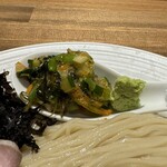 酒肴場 屯 - レンゲには胡瓜や茄子、茗荷などの夏野菜を使った山形の「だし」がのっていて、これがトロしゃきで良い風味❗️