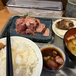海鮮居酒屋 大関 - 定食全景　有料ですが、ご飯大盛り、お代わりもデッキます。