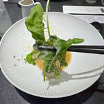 Japanese Soba Noodles 蔦 - 皿縁のタマネギのムースを付けて、ルッコラやクレソンをいただきます