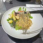 Japanese Soba Noodles 蔦 - 表面に掛かった馬告（マーガオ）の風味が爽やかな麺