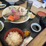 潮まねき - お刺身定食は盛りだくさん