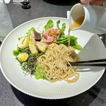 Japanese Soba Noodles 蔦 - 牛骨、牛すじを1日かけ処理したスープにスパイスや香味野菜を加えて12時間炊いたスープが奥深い味