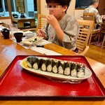 湯宿 だいいち - 夜食まで待ちきれずに おむすびを頬張る三男坊