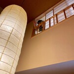 湯宿 だいいち - ロフトの窓から下を見下ろす三男坊