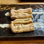 かぶと - 白焼きの天然vs養殖食べ比べ…  上：宮崎産の天然　下：静岡産養殖