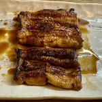 かぶと - 蒲焼きの天然vs養殖食べ比べ…  上：天草産の天然　下：静岡産養殖