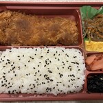 とんかつ まい泉 - とんかつソースでわなく、おろしソースでさっぱりと食うのも、わるくないよ
