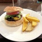 サウス・スウェル - 具材はトマト、レタス、パティ、ベーコンが入る