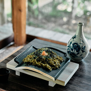 瓦の上で蕎麦を焼いた、パリパリ食感がクセになる「瓦そば」