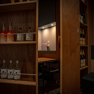 "Private Rooms Available: A Calm Interior Suitable for Any Occasion, Perfect for Banquets"