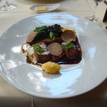 コジト - 北海道産　ムッシュ山田が仕留めたエゾ鹿のポアレ　赤ワインソース　トリュフの香り(＋３０００円)。