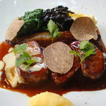 コジト - 北海道産　ムッシュ山田が仕留めたエゾ鹿のポアレ　赤ワインソース　トリュフの香り(＋３０００円)。