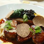 コジト - 北海道産　ムッシュ山田が仕留めたエゾ鹿のポアレ　赤ワインソース　トリュフの香り(＋３０００円)。