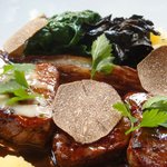 コジト - 北海道産　ムッシュ山田が仕留めたエゾ鹿のポアレ　赤ワインソース　トリュフの香り(＋３０００円)。