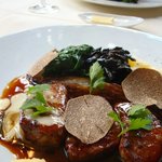 コジト - 北海道産　ムッシュ山田が仕留めたエゾ鹿のポアレ　赤ワインソース　トリュフの香り(＋３０００円)。