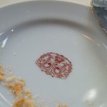 コジト - それぞれのお皿には、お店のマークがついています。