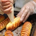 ドゥ・ソレイユ - Deux Soleilのパンはひとつひとつ丁寧に手作りしています。オープンキッチンなので調理の様子やパン焼き窯を見ることができます。