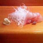 すし栄 - カンパチの刺身、、厚切りで大味です、、プリップリッです。