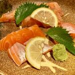 日がさ雨がさ - 信州サーモンは刺身と炙りで。