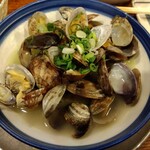 やき鳥三太郎 - あさり酒蒸し 880円(税込)(2024年8月13日撮影)