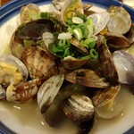 やき鳥三太郎 - あさり酒蒸し 880円(税込)(2024年8月13日撮影)