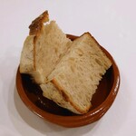 anchoa - 自家製パン：パプリカソースをこれでぬぐいましょう。〈相模湾魚介スペシャルコース〉