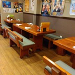 やき鳥三太郎 - テーブル席(2024年8月13日撮影)