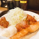 居酒屋 光 - 唐揚と焼き鮭定食、680円。