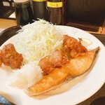 居酒屋 光 - 唐揚と焼き鮭定食、680円。