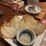 ろばた焼き 絶好調てっぺん 新宿店 - 玉ねぎ丸ごと炙り
