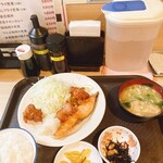 居酒屋 光 - 唐揚と焼き鮭定食、680円。
