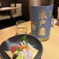 和食日和 おさけと 神楽坂 - お造り盛り合わせと共に木戸泉。