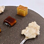 anchoa - Postres：小菓子（アロス・コン・レチェ、トシーノ・デ・シエロ、タルタ・デ・サンティアゴ）〈相模湾魚介スペシャルコース〉