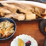 魚屋+台所 ななつや - 一切れサービスでボリューム満点