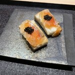 鮨松榮 - 鮭児燻製 キャビア添え