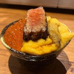 焼うお いし川 - おまかせコース
      厳選焼きうお7種+お椀、うにいくら丼 15200円
      《6品目》ウニいくら　厚切り炙りトロ丼