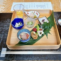肉和食 月火水木金土日 - 沢山の種類の肉と季節の食材が使われた肉八寸