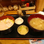 かに・海鮮問屋 魚どん亭 - かにと白海老の二種盛り丼