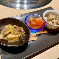 焼肉料理 牛吉日和 - 肉豆腐・極塩トマト・アカセンマイのお浸し