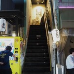 鉄板野郎！ - 階段を上がって2Fへ