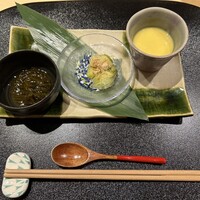 鮨と酒 魚伸 - 先付け: 石川産手摘み岩もずく、翡翠ナス、冷製茶碗蒸し+とうもろこしのすり流しがけ