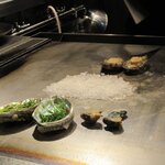 もと松 - 鮑調理中