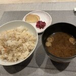 もと松 - ガーリックライスと赤出汁、香の物