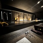 とらいち - 店内雰囲気（端っこだと料理風景見えづらい）