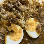 牛すじカレー 小さなカレー家 - 牛すじカレー ゆで卵トッピングのアップ