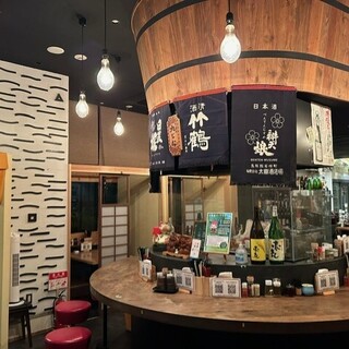 好アクセスで女子会などのお集まりに◎大人数で使える個室も完備