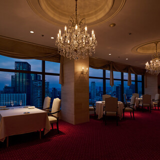 夜景を望みながら優雅な時間を