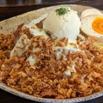 燻製カレー 池田本店 - ポテサラが真ん中に、カレーには見えないですね。