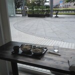 風の森 コスモポリタンカフェ - お外を眺めながら