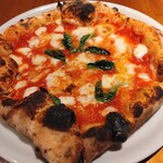 サリーナ - マルゲリータ　S…肉厚のコルニチョーネが美味しかったです。ちょっと塩味と酸味強め、油多めの印象。
